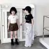 Ropa Infantil Nueva y Elegante para Niñas Verano 2026, Camiseta con Letras Estilo Coreano, Corte Ajustado, Crop Top, Diseño Cruzado, Manga Corta