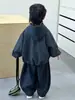 Conjunto de Primavera y Otoño para Niños, Chaqueta de Moda Estilo Coreano para Niños, Nuevo Modelo 2026 Sudadera con Capucha y Pantalones Casuales Conjunto de Tres Piezas