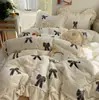 Conjunto de saia de cama de inverno estilo princesa para bebês e crianças pequenas, bordado e espessado em veludo de leite, com acabamento em renda, disponível em conjunto de quatro peças ou de três peças na cor creme