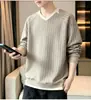 Sudadera de dos piezas falsas para hombre con cuello en V, estilo perezoso holgado, patchwork a rayas, manga larga, capa base, top nuevo de primavera y otoño, moderno