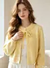 Novo suéter feminino de gola redonda versátil de caimento justo para outono e inverno, cardigã de tricô com detalhes em renda, estilo doce europeu e americano