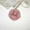 Flores de Tela Tridimensionales Estilo Chanel Pequeñas de 6.5cm Accesorios DIY Broche Pasador Flor para Ropa Adornos Florales Venta al por Mayor