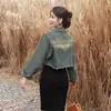 Foto real de jaqueta jeans nova em estoque, com borda desfiada, corte solto, versátil e macia, para mulheres, em três cores: azul claro, escuro e azul claro vintage