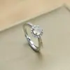 Este anillo de jade blanco sintético, un estilo popular en Xiaohongshu (Librito Rojo), presenta un diseño chino moderno, lujo discreto y una forma redonda versátil, lo que lo convierte en un accesorio de transmisión en vivo de moda.