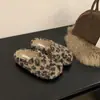 Chinelos de pelúcia retrô para mulheres, adequados para uso externo, estilo de inverno novo e moderno 2026, chinelos de algodão preguiçosos sem cadarço com biqueira fechada