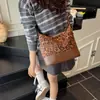 Bolsa Grande Capacidade Feminina 2026 Novo Estilo Fashion High-End Retro Bolsa de Ombro Única Versátil para o Dia a Dia Bolsa Tote Transversal