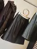 Falda de cuero estilo Melard de línea A para mujer, nueva colección de otoño, tacto de alta gama, corte holgado, adelgazante, cintura elástica, falda midi de moda y versátil