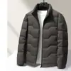 Chaqueta de plumón para hombre 2026 Otoño/Invierno Tejida Cuello alto Cremallera Versión Estándar Nacional 90% plumón Juvenil Negocios Cálido Abrigo Corto