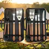 Juego de Herramientas para Parrilla Cuadradas con Mango de Madera con Patrón de Madera de Acero Inoxidable 410 para Cena Familiar de Campamento con Tenedor para Brochetas, Espátula, Brocha para Aceite y Cepillo Limpiador