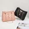 Moda Primavera e Verão 2025 Bolsa Feminina Pingente de Veado Personalizado Bolsa Quadrada Pequena Clássica Matelassê Bordada Bolsa Transversal de Corrente Lote