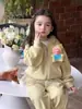 26 Novo Estilo Conjunto de Duas Peças Cardigã com Capuz de Desenho Animado para Meninas para Primavera e Outono, Conjunto Esportivo Elegante com Acabamento em Renda para Bebê Menina