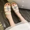 Sandalias Planas de Punta Abierta para Mujer Verano 2025 Nuevo Estilo Coreano Moda con Pedrería Flor de Moda Slip-On Zapatos de Playa para Exteriores