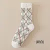 Meias Masculinas de Fleece Coral para Outono e Inverno, Meias Grossas de Cano Médio, Meias de Chão Color Block para Casa, Quentes e que Não Soltam Fiapos para Dormir