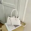 Bolso de oficina simple y nuevo para principios de primavera 2026, bolso cruzado único para el trabajo, diseño versátil, bolso de mano de cuero genuino para mujer