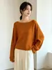 Suéter de tricô estilo coreano, com modelagem solta e mangas morcego, apresentando um design descontraído de um ombro só, da nova coleção de início de outono, versátil e que afina a silhueta