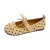 Zapatos Mary Jane lindos de lunares para mujer con aumento de altura interno, nuevo estilo francés 2026, punta redonda, suela plana, boca poco profunda, tira única