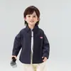 Valle del Viento 2026 Otoño Nuevo Estilo Coreano Holgado Camisa Blanca Infantil con Letras Moda Versátil Camisa para Niños Nueva Llegada