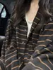Cárdigan retro a rayas estilo coreano para mujer, suave y cómodo, de corte holgado, con diseño de hombros relajados, mangas largas y un look casual y desenfadado.