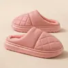 Pantuflas de algodón impermeables de cuero PU para hombre en invierno, pantuflas cálidas de EVA para interior, anticongelantes y antideslizantes, adecuadas para usar en exteriores, pantuflas de pareja para mujer en invierno