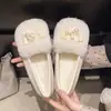 Sapatos Peludos Tamanho Grande Feminino para Uso Externo 2026 Novo Outono Inverno Loafers Slip-on com Pelúcia Versáteis Fofos Sapatos de Algodão
