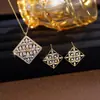 Conjunto de Colar e Brincos de Zircônia Cúbica em Forma de Losango de Luxo Leve para Mulheres Moda Versátil Acessórios para Vestido de Noiva Estilo Europeu Joias Super Brilhantes