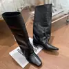 Zapatos de mujer estilo europeo, colección otoño/invierno 2026: botas altas a la moda, plisadas, de suave piel de becerro curtida vegetalmente, punta cuadrada, sin cordones, de suela plana y que aumentan la altura
