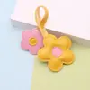 Nuevo Colgante Colgante de Flor de Color Contrastante de Cuero Transfronterizo para Bolso de Mujer Llavero Creativo de PU de Girasol de Cinco Pétalos Correa