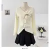 Top de punto único con volantes, cuello en V irregular, manga larga para mujer, Otoño 2026, Top plisado delgado chic de nicho