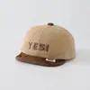 Gorro de pana para bebé, gorra de béisbol cálida de estilo coreano con bloques de color de moda, gorro de ala suave con diseño de letras para bebé de 1 año, para ventas transfronterizas