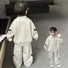 Conjunto deportivo de punto para niños para primavera y otoño, nuevo estilo de otoño 2026, conjunto fresco y elegante de dos piezas con cárdigan para niños pequeños