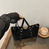 Bolso de mano nuevo estilo coreano con hebilla metálica de remaches para mujer, un nicho, de gran capacidad, moderno y a la moda, adecuado para ir al trabajo y para el uso diario