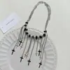Elegante y Moderno Collar con Colgante de Borla de Cadena de Perlas Irregulares Negras con un Diseño Único Cadena para la Clavícula