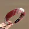 Faixa de Cabelo Alta para Mulheres, Estilo Retrô Francês, Faixa de Cabelo Xadrez Vermelho para Outono e Inverno, Atmosfera de Ano Novo, Presilha Elegante com Toque de Luxo