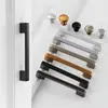 Manija moderna simple de aleación de zinc sólido negro de un solo agujero Herrajes para manijas de puertas de cajón, gabinete, zapatero, armario estilo americano
