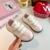 Tênis de treino estilo coreano para meninas, novidade primavera e outono 2026, tênis infantis com solas macias, calçados esportivos respiráveis, sapatos casuais para meninas pequenas