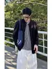 Cárdigan de Punto Gris Floral Falso de Dos Piezas Estilo Casual para Hombre, Atuendo Otoñal Estilo Old Money, Combinación de Camisa y Sudadera