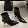 Botas curtas femininas, botas curtas de outono, moda nicho slim bico fino novo modelo 2026, salto fino, preto e branco