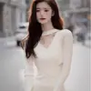 Vestido de punto ajustado de manga larga con cuello halter en V negro estilo Hepburn elegante para mujer