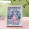 Linda Chica de Dibujos Animados 3D Hecho a Mano DIY Pegatina Pintura Marco de Fotos Pintado en Capas Tridimensional como Regalo de Cumpleaños para Niñas Estudiantes