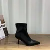 Botas de Moda Versáteis Novas Outono e Inverno 2026 Botas de Moda de Salto Alto com Zíper nas Costas Salto Fino Estilo Francês Bico Fino Botas Curtas Slim para Mulheres