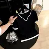 Camiseta de punto corta de manga corta, cuello en V estilo francés, hombros rectos, seda helada para mujer, primavera-verano 2026, talla grande, adelgazante, que oculta el abdomen, con bloques de color