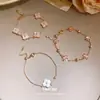 Recogiendo Conchas en el Agua Baja~Pulsera de Flor de Zirconia Madreperla Rosa Cereza Dulce, Sensación de Lujo Ligero y Gama Alta, Accesorio de Mano Estilo Vacaciones