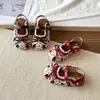 Sandalias para Niña 2026 Verano Nuevo Estilo Zapatos de Princesa Transpirables para Niña Pequeña Zapatos Pequeños de Cuero con Estampado Floral Pequeño y Moño