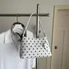 Bolso de mano de lunares estilo coreano, nuevo modelo otoño 2026, lindo, moderno, único, adecuado para ir al trabajo, bolso sencillo de axila