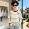 Camiseta Patchwork Listrada de Manga Longa 100% Algodão Versátil para Crianças Roupa de Primavera e Outono Crianças de Tamanho Médio e Grande Estilo Descolado Camiseta Casual Versátil da Moda para Meninos