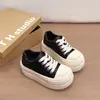Zapatillas blancas de cuero suave con suela gruesa y punta ancha para mujer, nuevo modelo de otoño, para personas menudas, con diseño de punta dividida sintética, zapatos casuales de moda