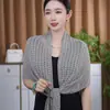 Chal de Punto Estilo Coreano con Diseño Hueco, Bufanda Triangular Grande para Mujer, Estilo Delgado de Verano, Bufanda y Capa Versátil de Gama Alta para Protección del Cuello en Ambientes con Aire Acondicionado