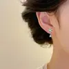 Pendientes de botón de copo de nieve de circón de lujo ligero de nicho de alta gama exquisitos para mujer, pendientes versátiles de moda trendy de Ins, accesorios para la oreja