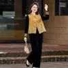 Nuevo conjunto de tres piezas con chaleco abotonado estilo chino para madres de mediana edad, nuevo estilo otoño 2026, elegante traje de terciopelo dorado para mujer