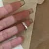 Anillo de circonita de acero de titanio estrellado súper brillante para mujer, diseño de nicho de lujo ligero, anillo con sentido de alta gama que no se desvanece, anillo de cola para novias